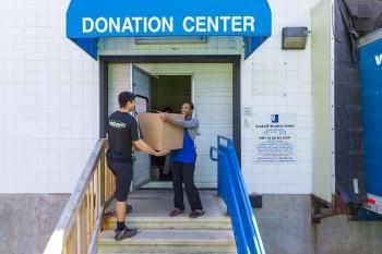 Junkluggers drop off donations